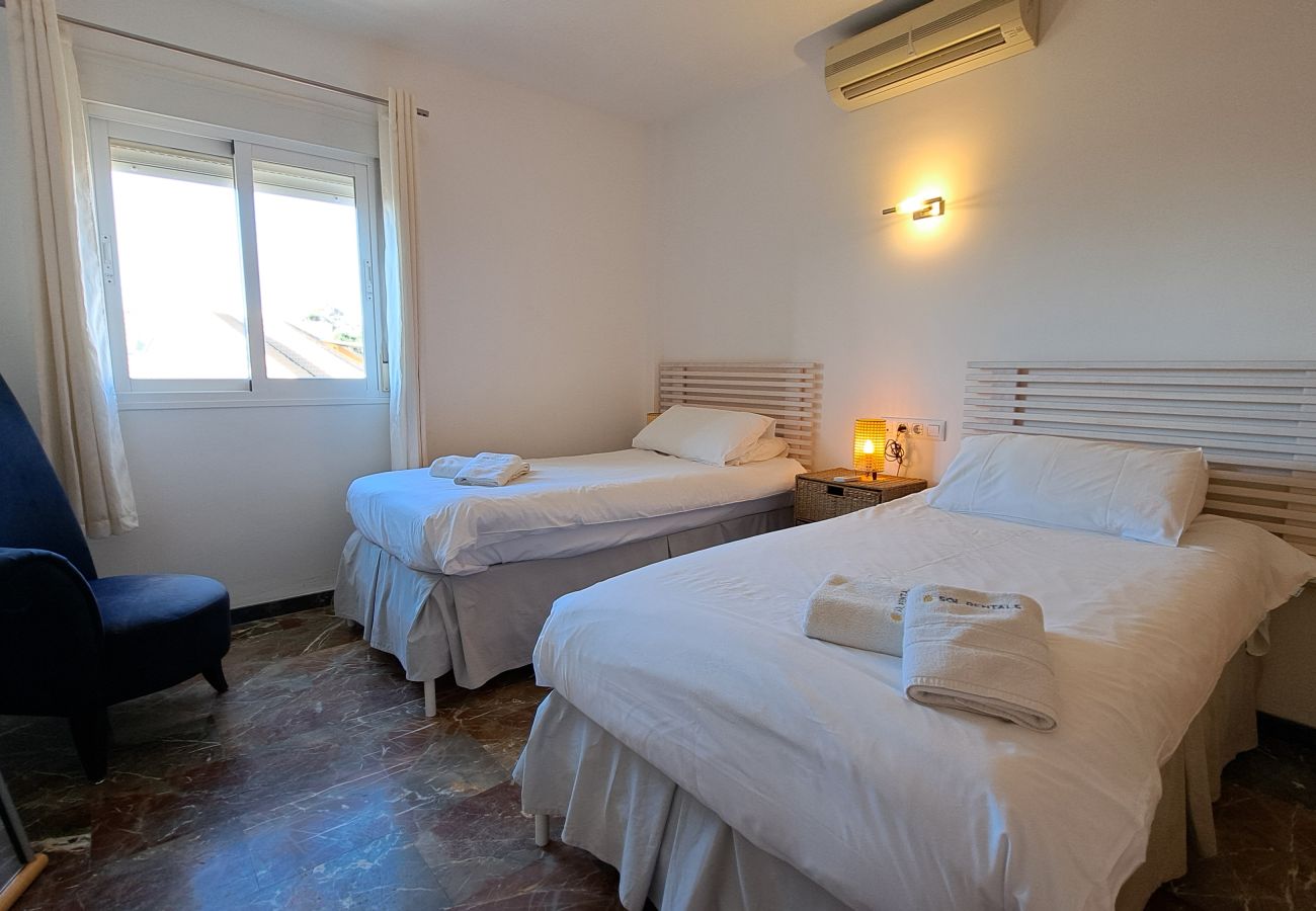 Apartamento en Fuengirola - Ref: 261 Apartamento en Carvajal con gran terraza y preciosas vistas al mar