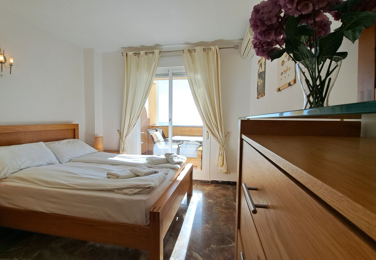 Apartamento en Fuengirola - Ref: 261 Apartamento en Carvajal con gran terraza y preciosas vistas al mar