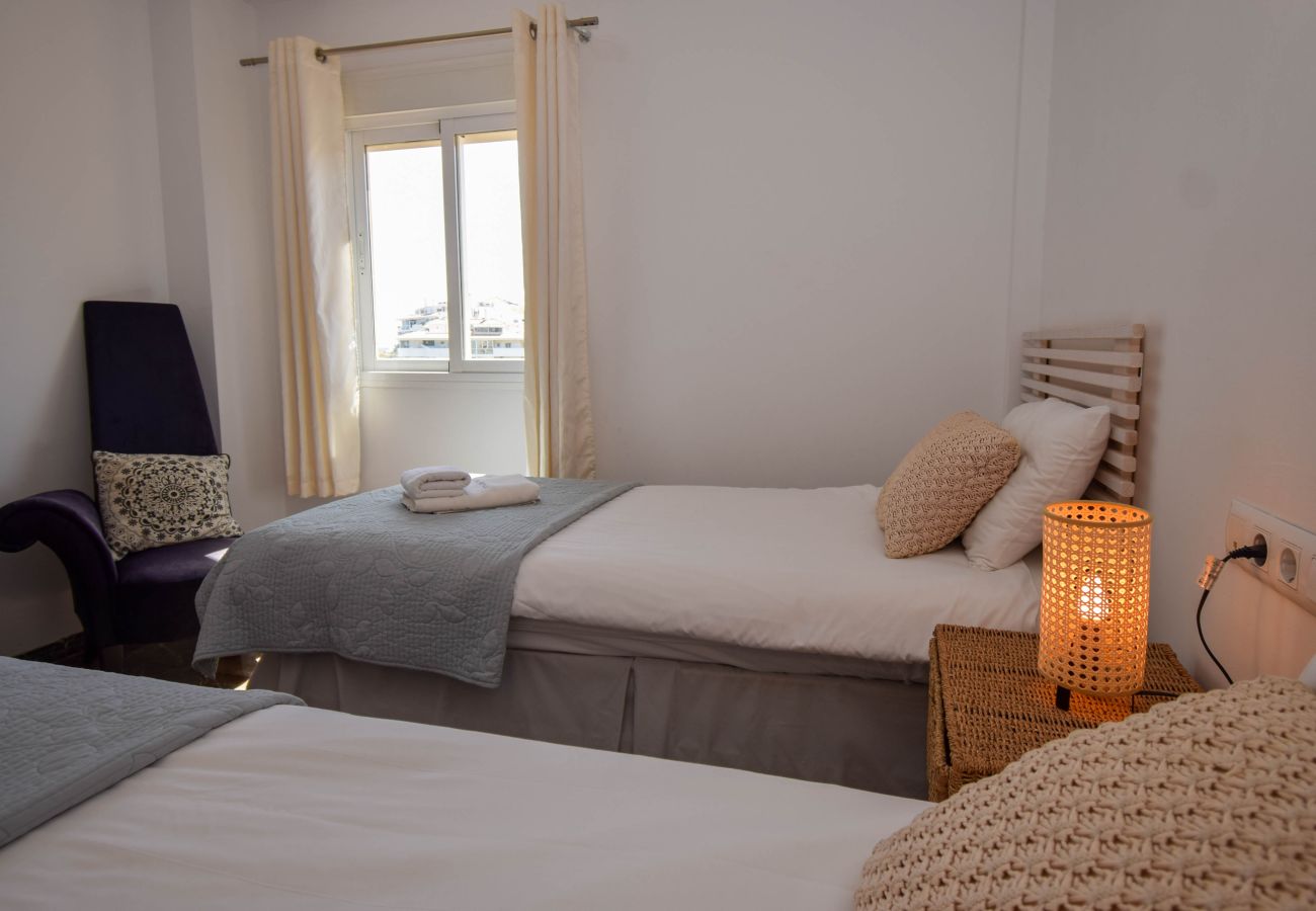 Apartamento en Fuengirola - Ref: 261 Apartamento en Carvajal con gran terraza y preciosas vistas al mar
