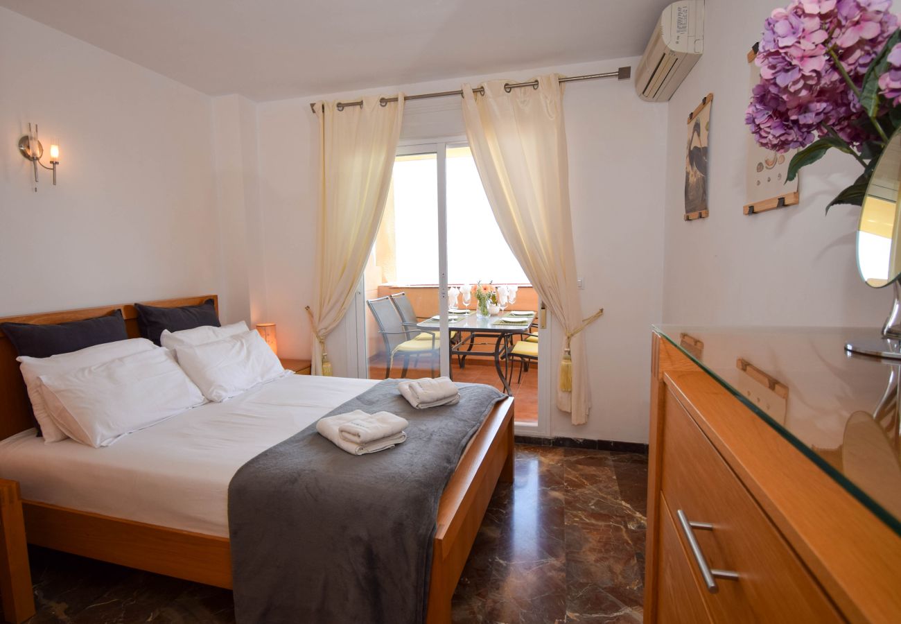 Apartamento en Fuengirola - Ref: 261 Apartamento en Carvajal con gran terraza y preciosas vistas al mar
