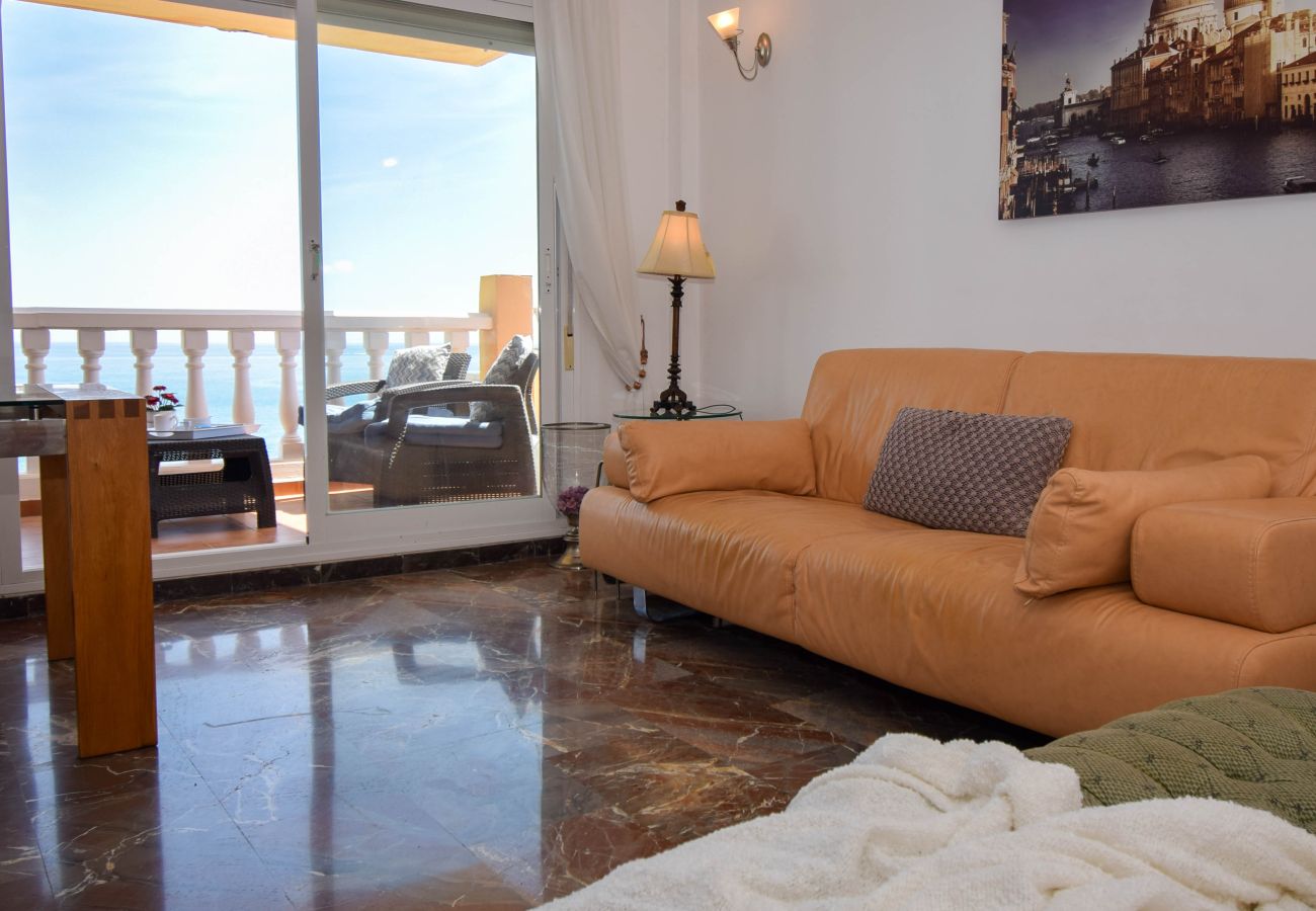 Apartamento en Fuengirola - Ref: 261 Apartamento en Carvajal con gran terraza y preciosas vistas al mar