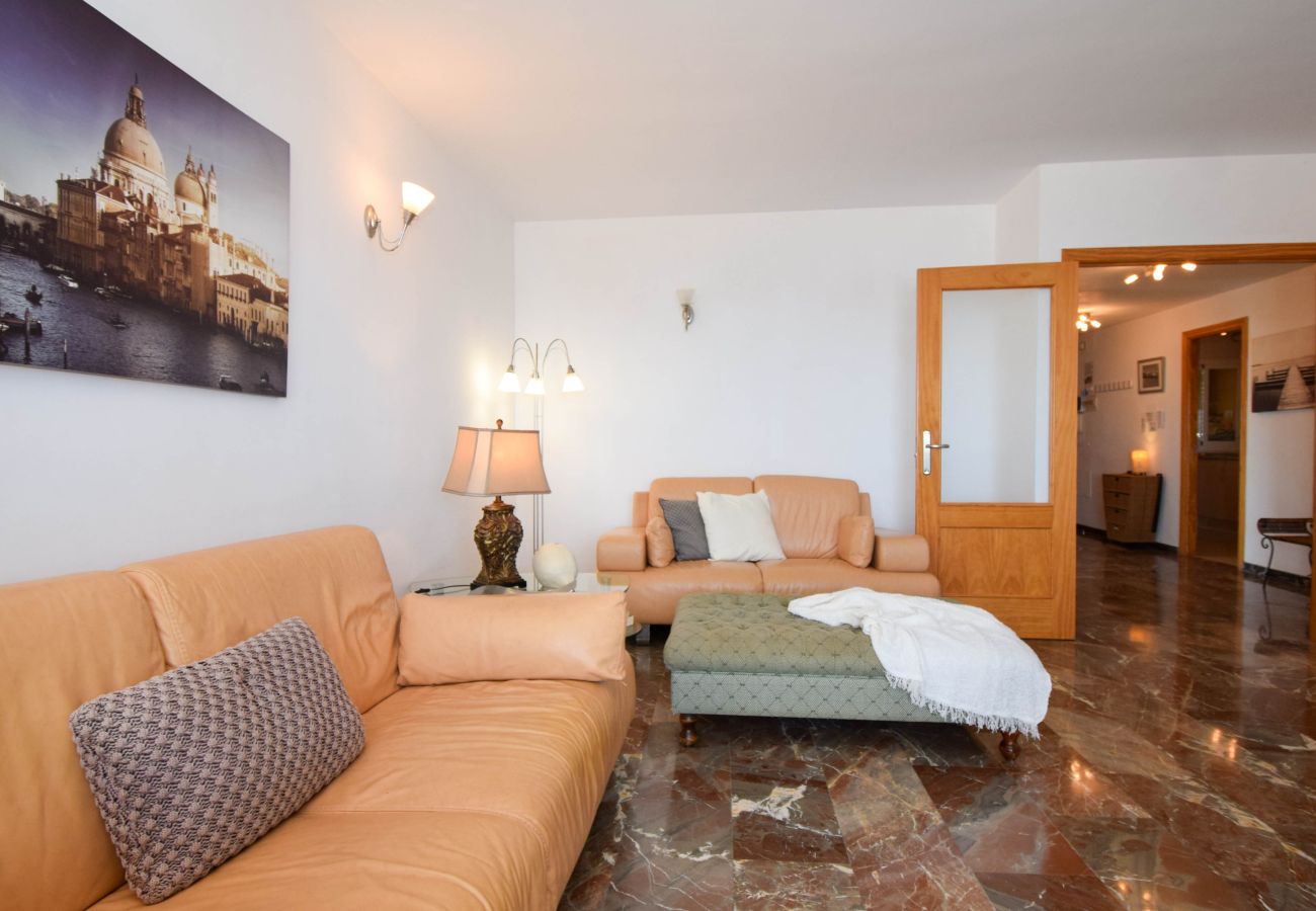 Apartamento en Fuengirola - Ref: 261 Apartamento en Carvajal con gran terraza y preciosas vistas al mar