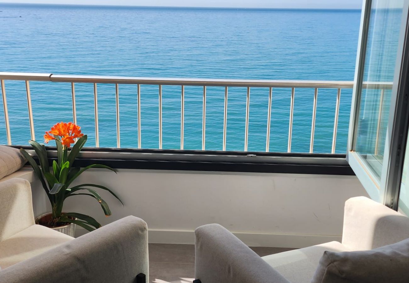Apartamento en Fuengirola - Ref: 307 Moderno apartamento en primera línea de playa en Torreblanca con impresionantes vistas al mar