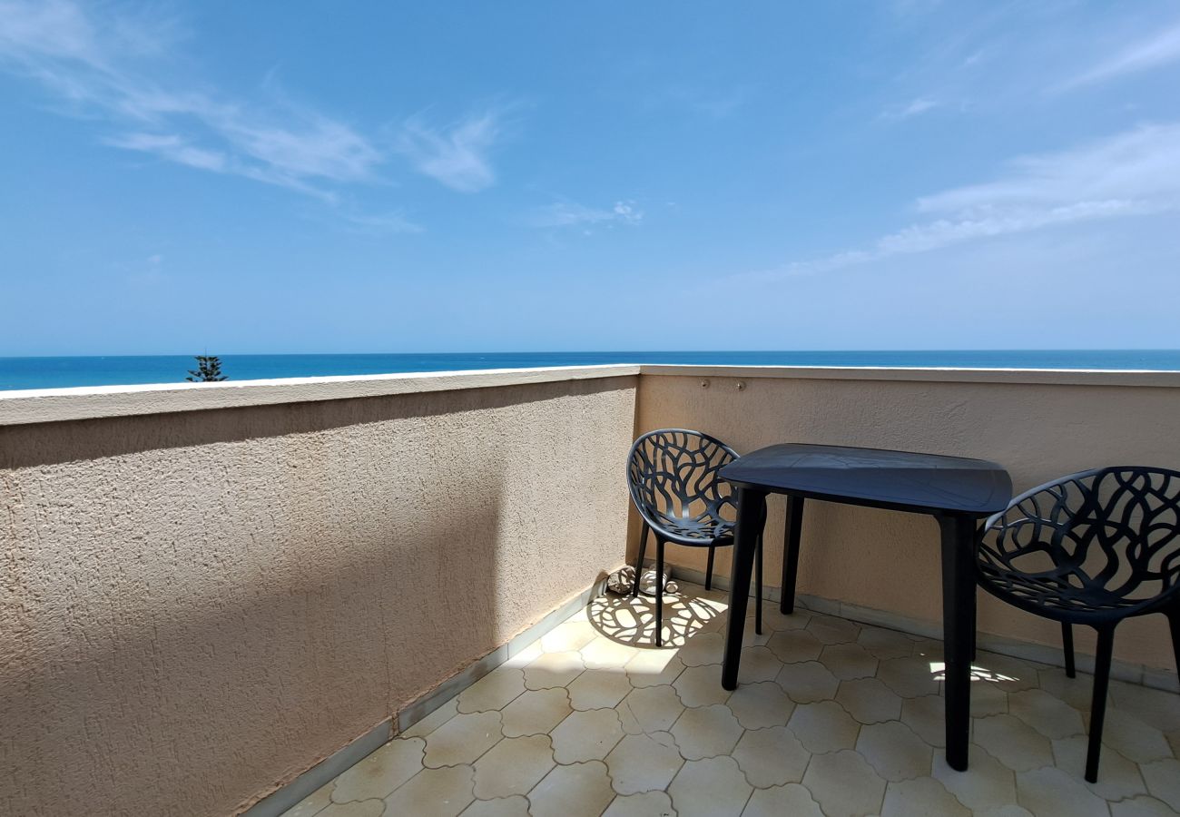 Apartamento en Fuengirola - Ref: 222 Soleado apartamento en primera línea de playa con espectaculares vistas al mar y a Fuengirola