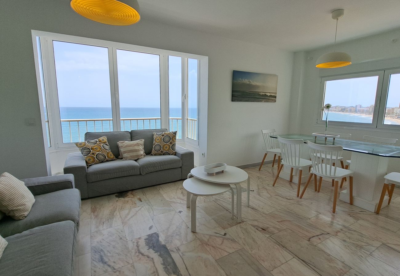 Apartamento en Fuengirola - Ref: 222 Soleado apartamento en primera línea de playa con espectaculares vistas al mar y a Fuengirola