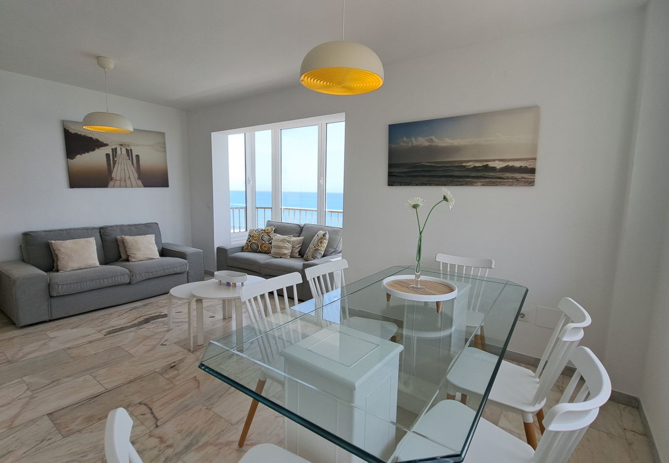 Apartamento en Fuengirola - Ref: 222 Soleado apartamento en primera línea de playa con espectaculares vistas al mar y a Fuengirola