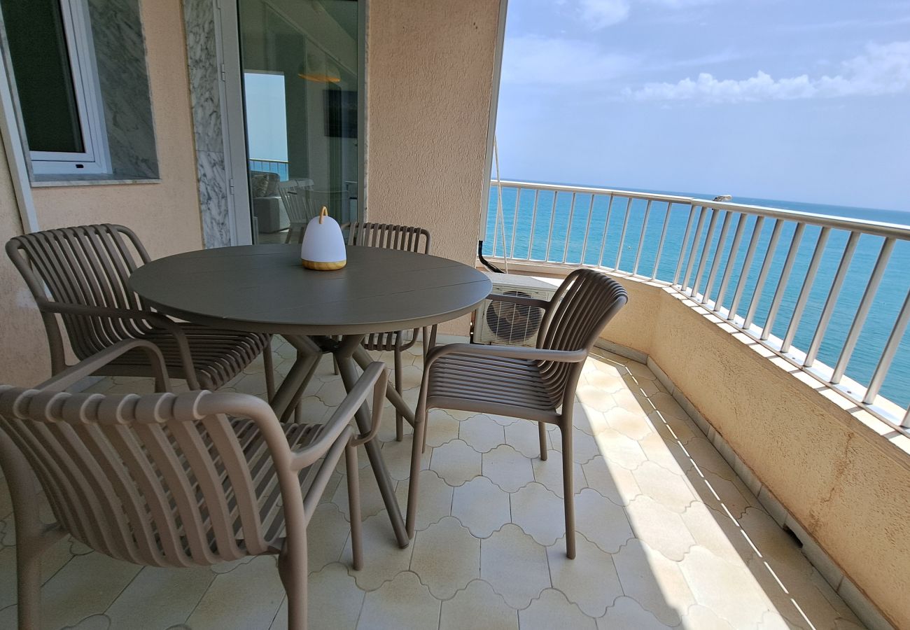 Apartamento en Fuengirola - Ref: 222 Soleado apartamento en primera línea de playa con espectaculares vistas al mar y a Fuengirola