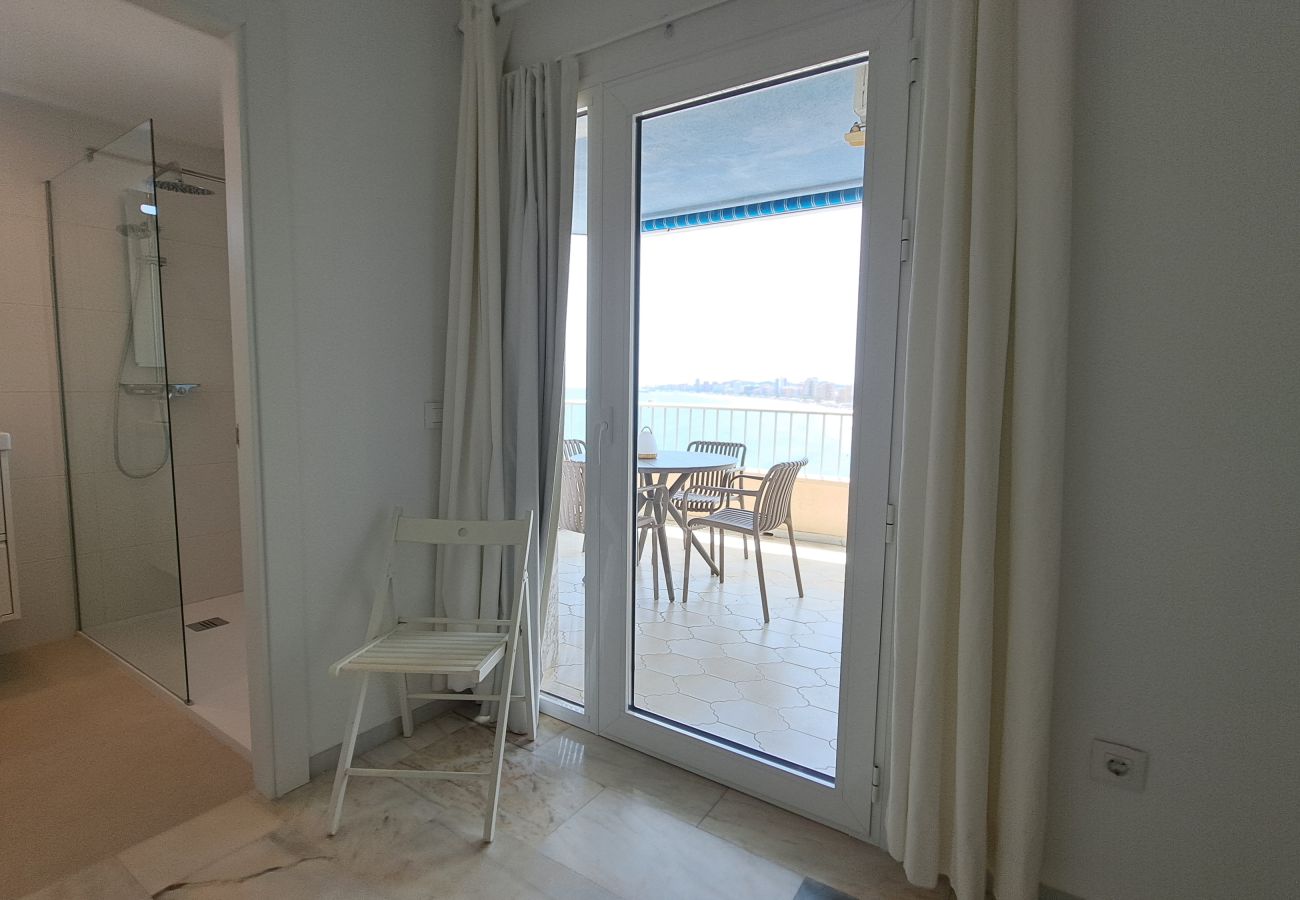 Apartamento en Fuengirola - Ref: 222 Soleado apartamento en primera línea de playa con espectaculares vistas al mar y a Fuengirola
