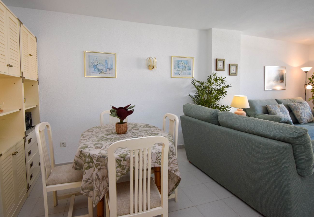 Apartamento en Fuengirola - Ref: 212 Apartamento de dos dormitorios con terraza cerca de la playa