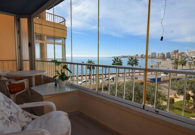 Apartamento en Fuengirola - Ref: 202  Apartamento con 2 dormitorios en primera línea de playa en Torreblanca