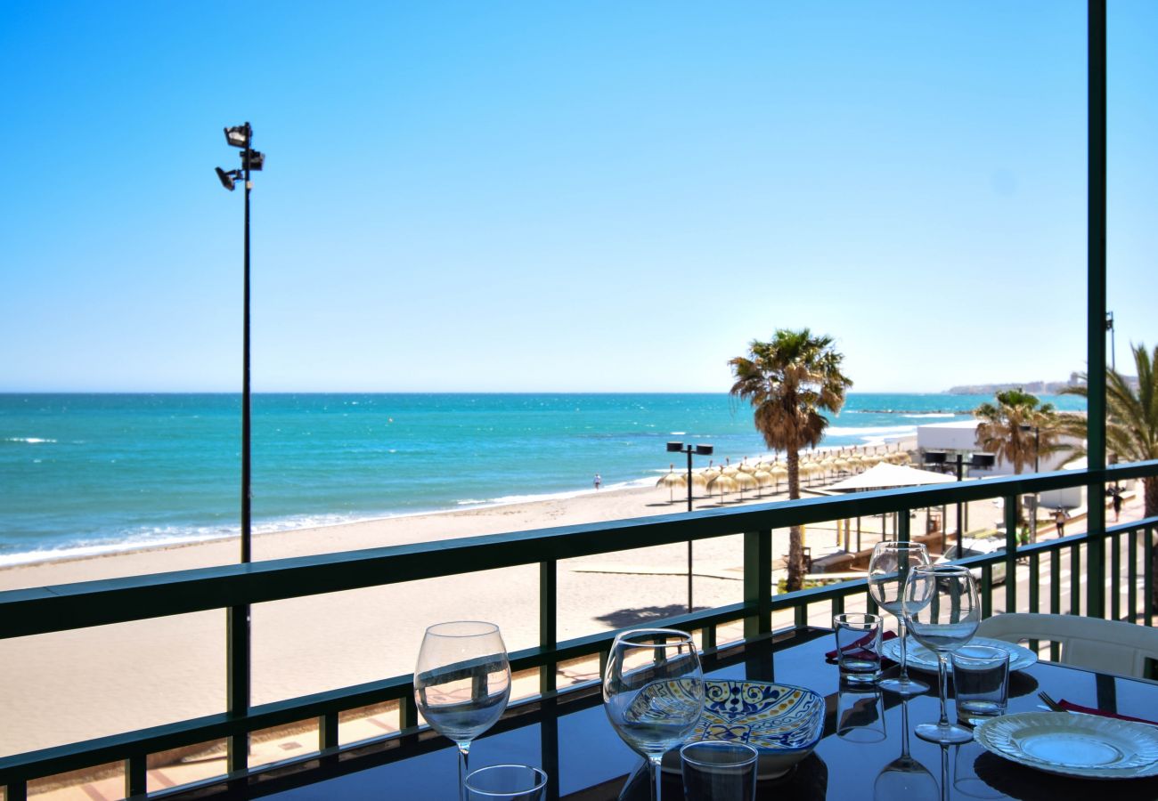 Apartamento en Fuengirola - Ref: 237 Apartamento en primera línea de playa en Carvajal con increíbles vistas al mar