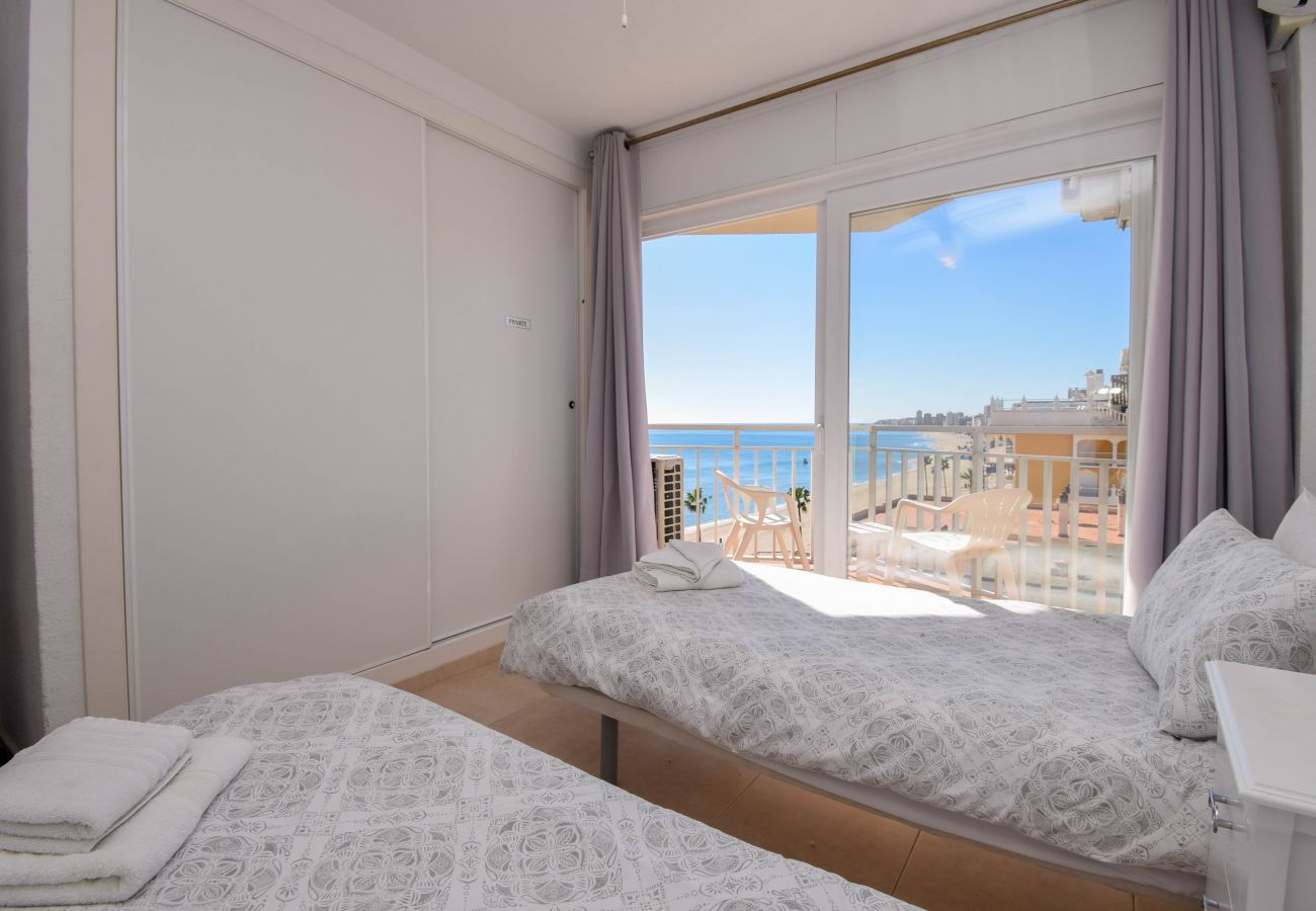 Apartamento en Fuengirola - Ref: 200 Piso en primera línea de playa con piscina e impresionantes vistas al mar