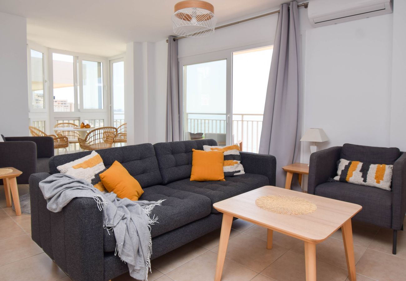Apartamento en Fuengirola - Ref: 200 Piso en primera línea de playa con piscina e impresionantes vistas al mar