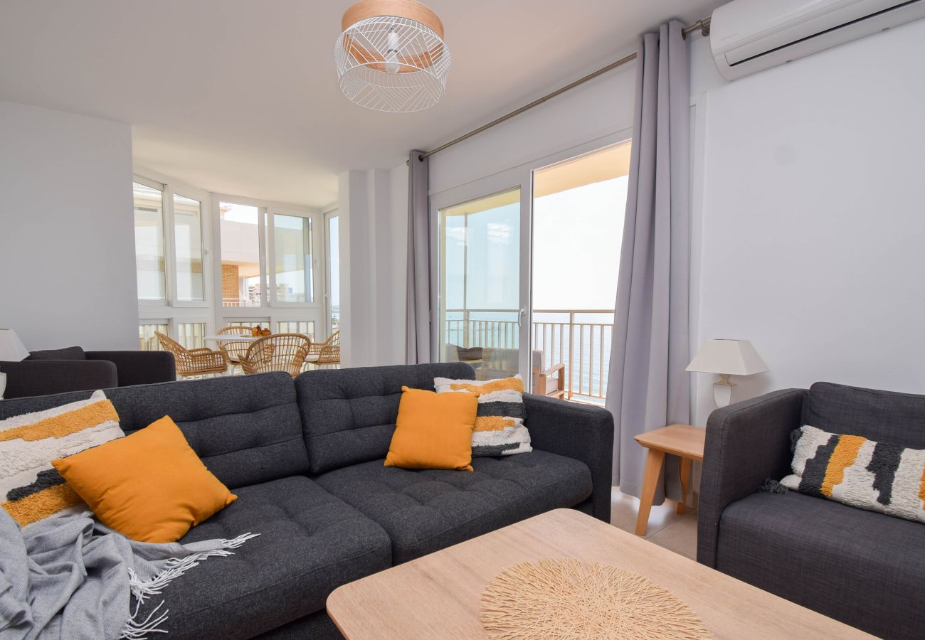 Apartamento en Fuengirola - Ref: 200 Piso en primera línea de playa con piscina e impresionantes vistas al mar
