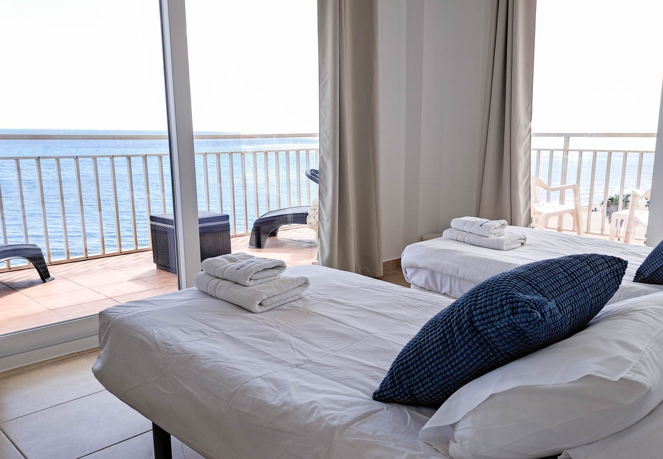 Apartamento en Fuengirola - Ref: 200 Piso en primera línea de playa con piscina e impresionantes vistas al mar