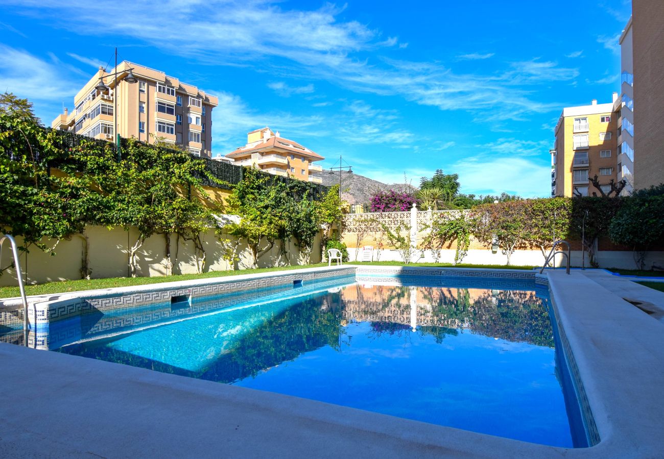 Apartamento en Fuengirola - Ref: 200 Piso en primera línea de playa con piscina e impresionantes vistas al mar