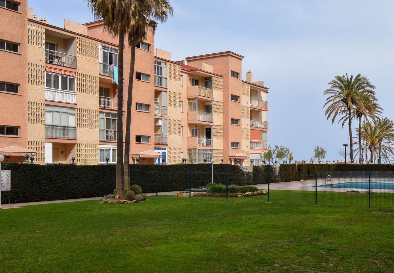 Apartamento en Fuengirola - Ref: 299 Apartamento de 4 dormitorios en primera línea de playa con piscina en Fuengirola