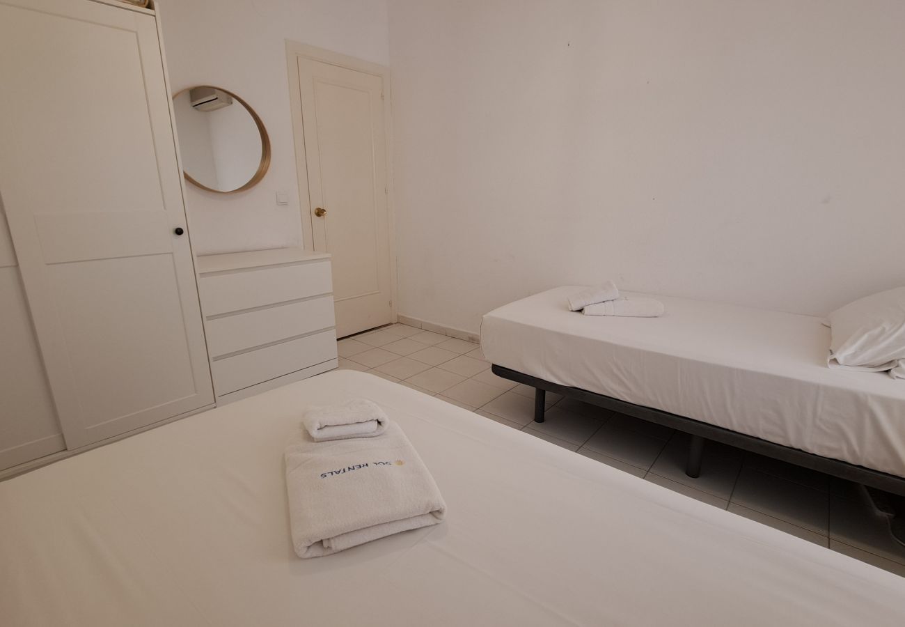 Apartamento en Fuengirola - Ref: 299 Apartamento de 4 dormitorios en primera línea de playa con piscina en Fuengirola
