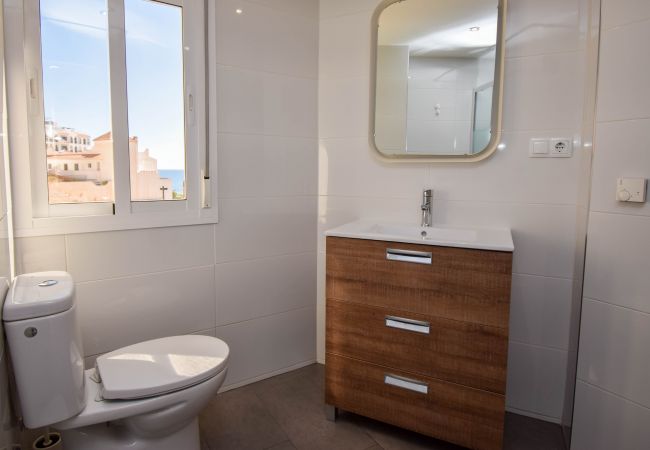 Apartamento en Fuengirola - Ref: 250 Moderno apartamento de 1 dormitorio con vistas a la piscina y al mar