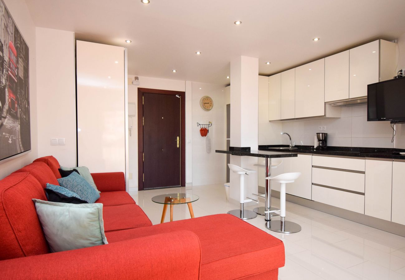 Apartamento en Fuengirola - Ref: 250 Moderno apartamento de 1 dormitorio con vistas a la piscina y al mar
