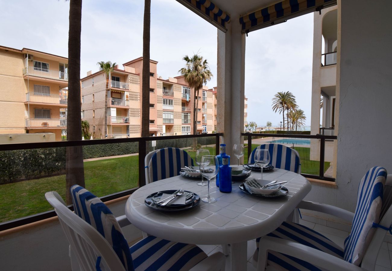 Apartamento en Fuengirola - Ref: 282 Apartamento en complejo frente al mar con vistas al jardín y a la piscina
