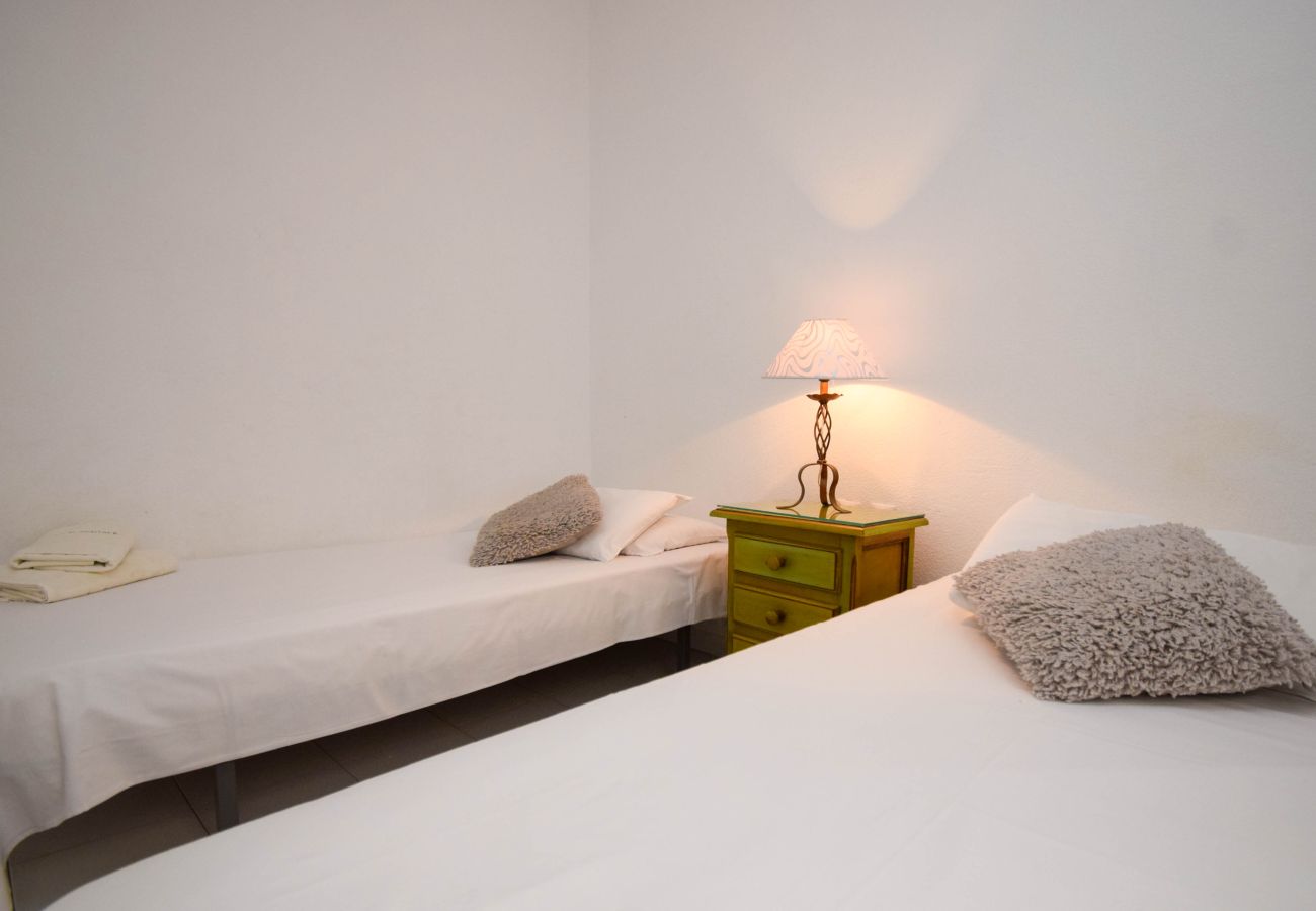 Apartamento en Fuengirola - Ref: 282 Apartamento en complejo frente al mar con vistas al jardín y a la piscina