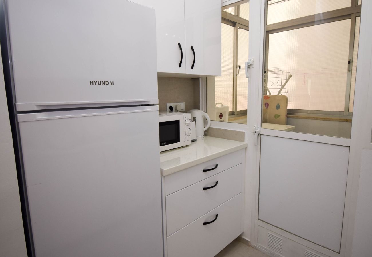 Apartamento en Fuengirola - Ref: 282 Apartamento en complejo frente al mar con vistas al jardín y a la piscina