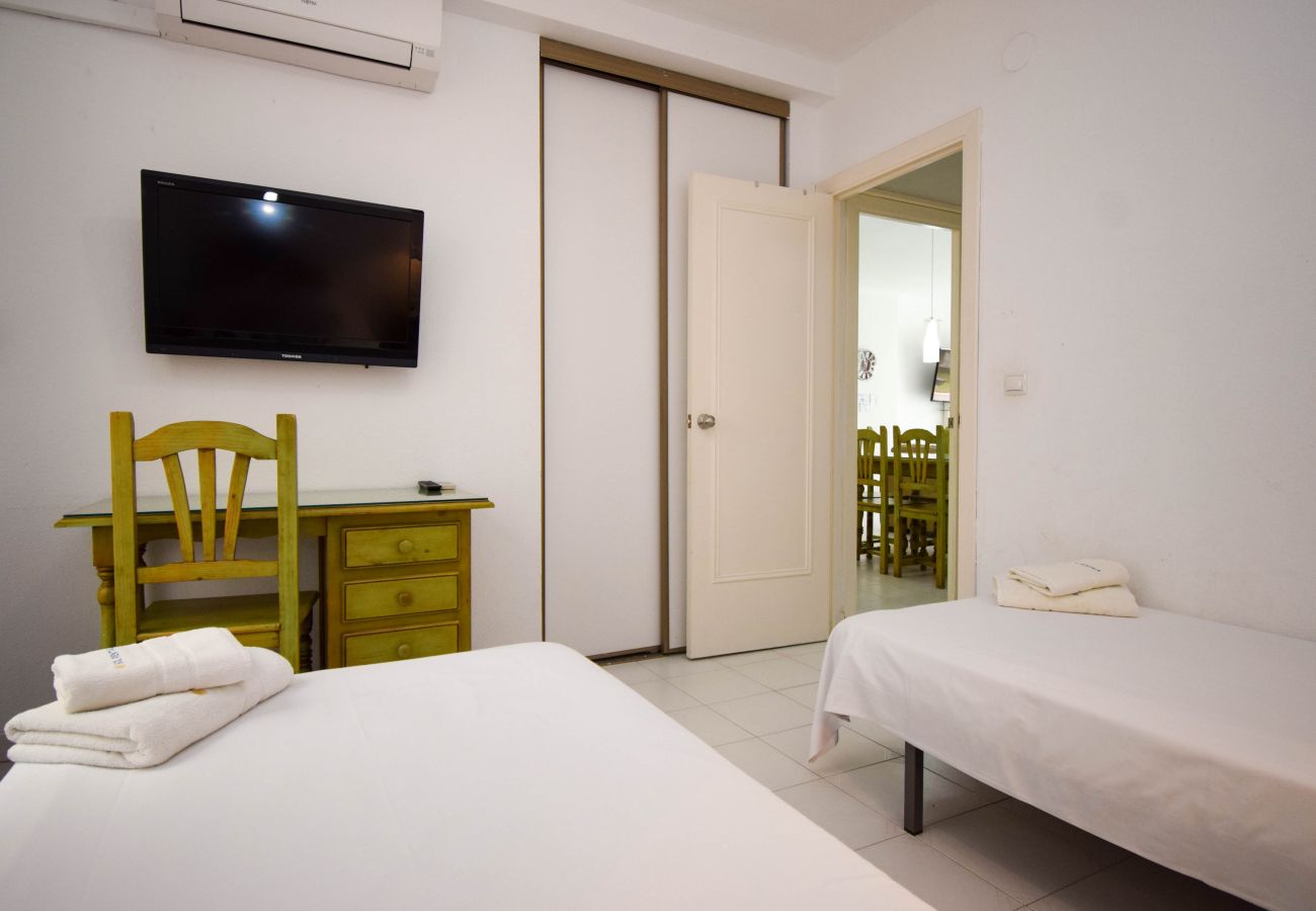 Apartamento en Fuengirola - Ref: 282 Apartamento en complejo frente al mar con vistas al jardín y a la piscina