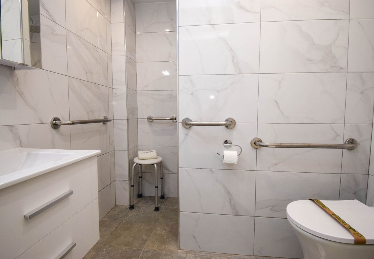 Apartamento en Fuengirola - Ref: 282 Apartamento en complejo frente al mar con vistas al jardín y a la piscina