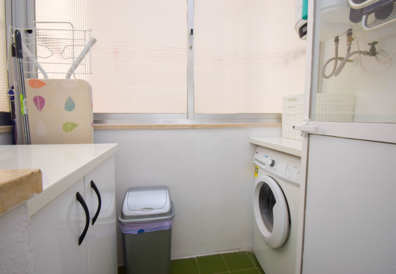 Apartamento en Fuengirola - Ref: 282 Apartamento en complejo frente al mar con vistas al jardín y a la piscina