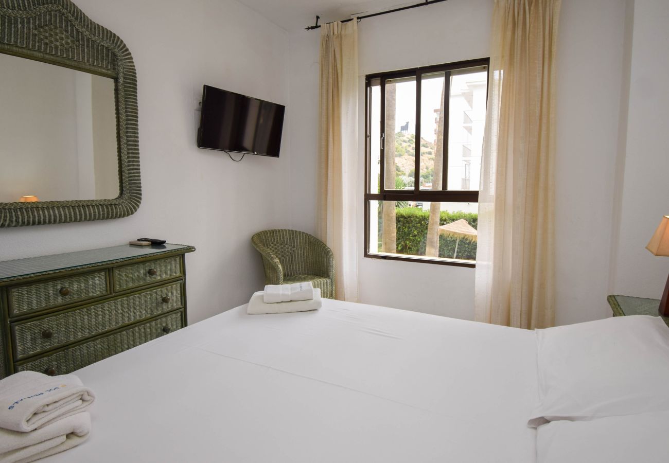 Apartamento en Fuengirola - Ref: 282 Apartamento en complejo frente al mar con vistas al jardín y a la piscina