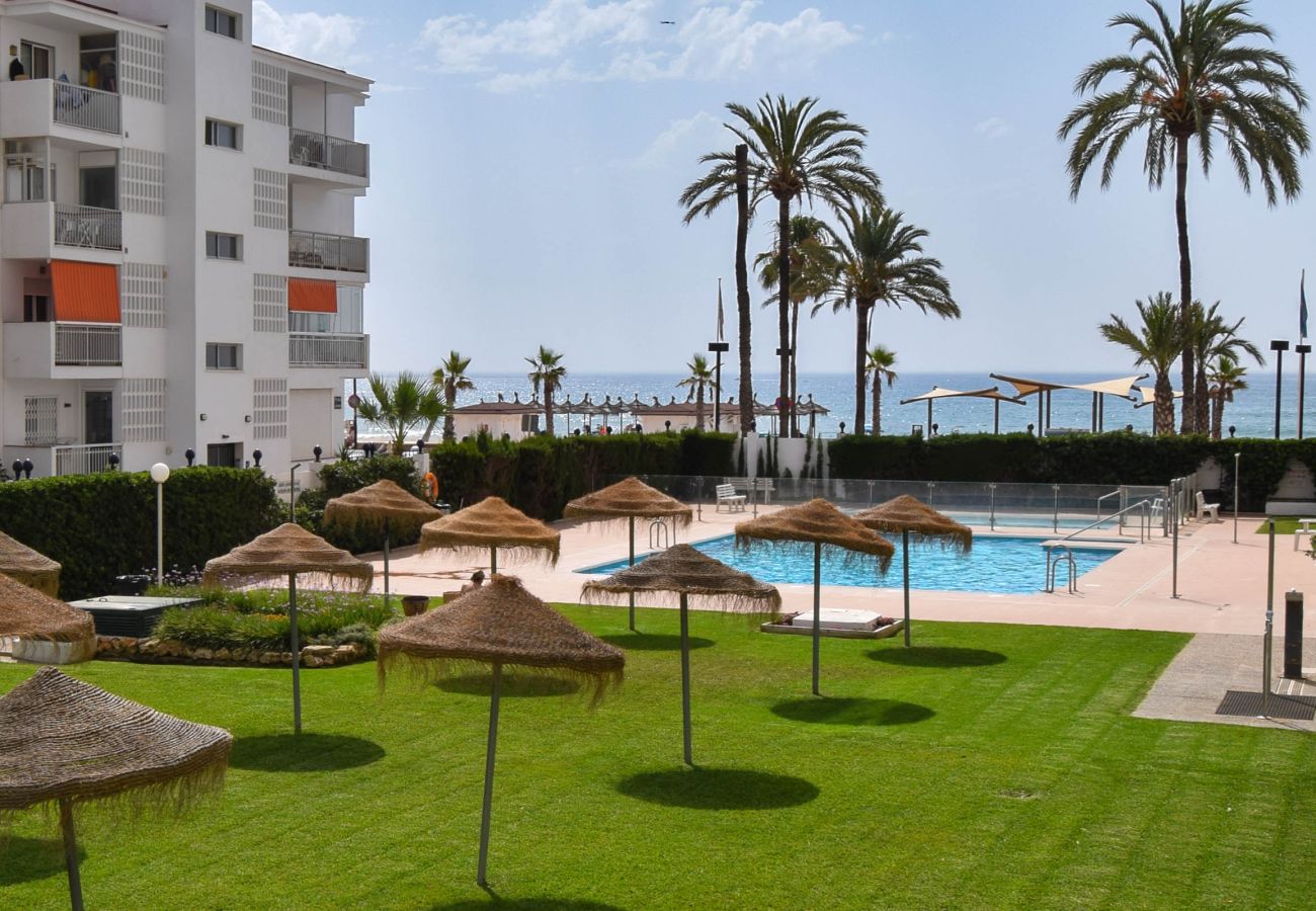 Apartamento en Fuengirola - Ref: 282 Apartamento en complejo frente al mar con vistas al jardín y a la piscina