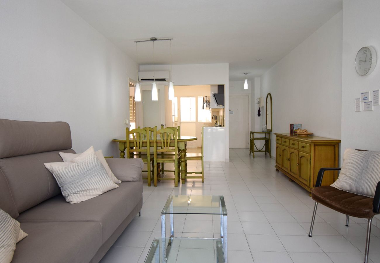 Apartamento en Fuengirola - Ref: 282 Apartamento en complejo frente al mar con vistas al jardín y a la piscina
