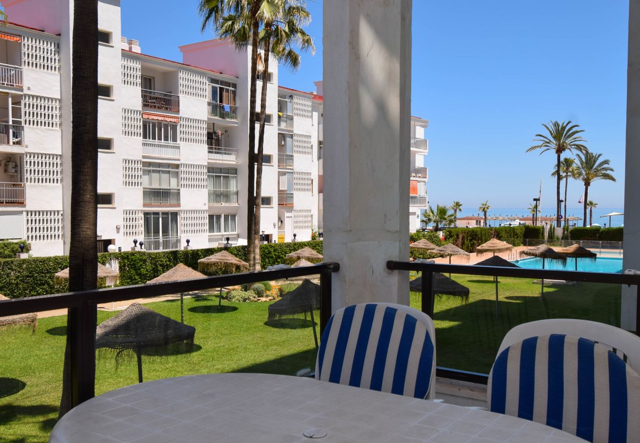 Apartamento en Fuengirola - Ref: 282 Apartamento en complejo frente al mar con vistas al jardín y a la piscina
