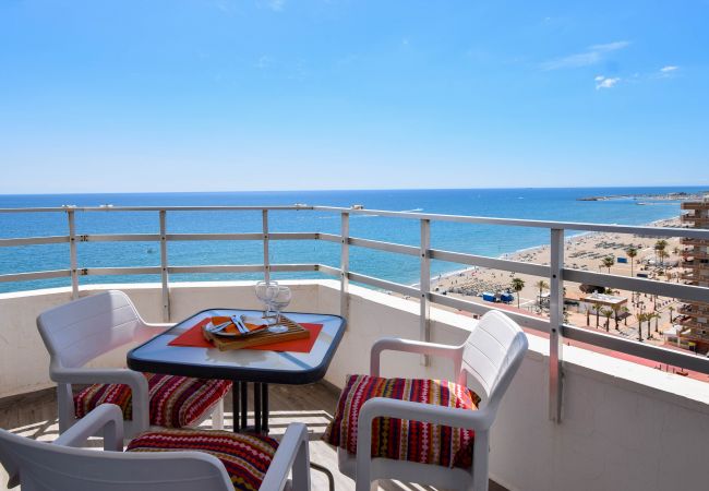 Apartamento en Fuengirola - Ref: 260 Apartamento en primera línea de playa con vistas al mar, piscina y luminosa terraza soleada