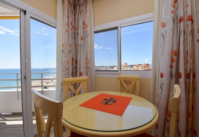 Apartamento en Fuengirola - Ref: 260 Apartamento en primera línea de playa con vistas al mar, piscina y luminosa terraza soleada