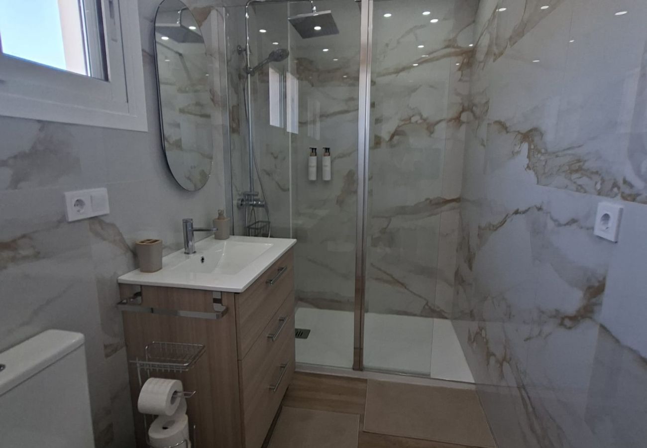 Apartamento en Fuengirola - Ref: 286. Apartamento de lujo en primera línea de playa con vistas al mar, piscina y preciosa terraza soleada