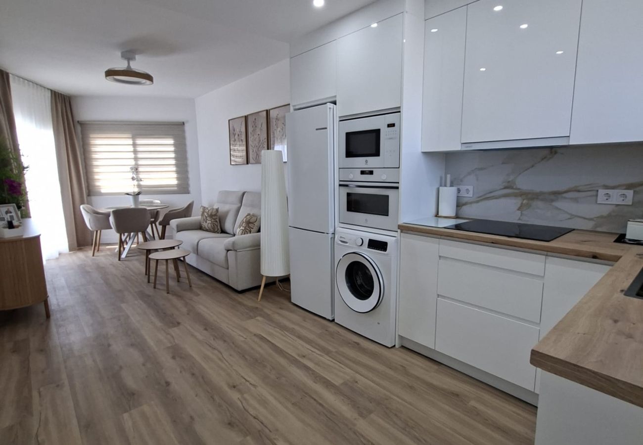 Apartamento en Fuengirola - Ref: 286. Apartamento de lujo en primera línea de playa con vistas al mar, piscina y preciosa terraza soleada