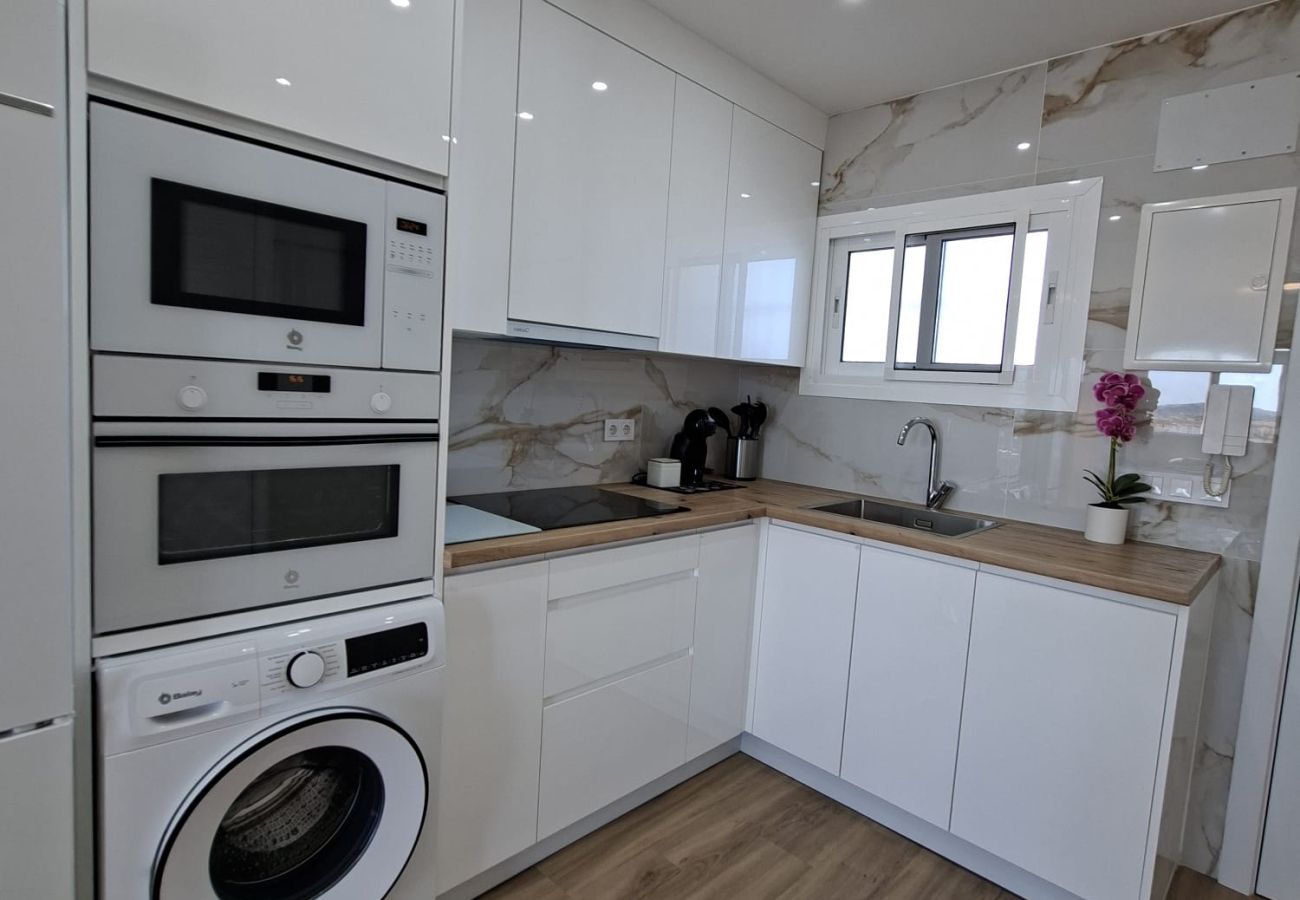 Apartamento en Fuengirola - Ref: 286. Apartamento de lujo en primera línea de playa con vistas al mar, piscina y preciosa terraza soleada