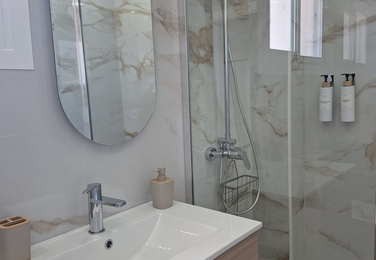 Apartamento en Fuengirola - Ref: 286. Apartamento de lujo en primera línea de playa con vistas al mar, piscina y preciosa terraza soleada