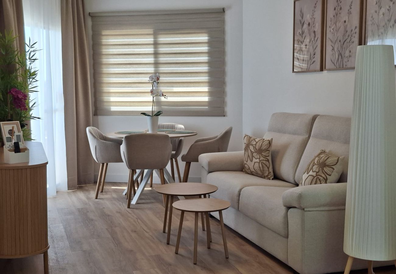 Apartamento en Fuengirola - Ref: 286. Apartamento de lujo en primera línea de playa con vistas al mar, piscina y preciosa terraza soleada