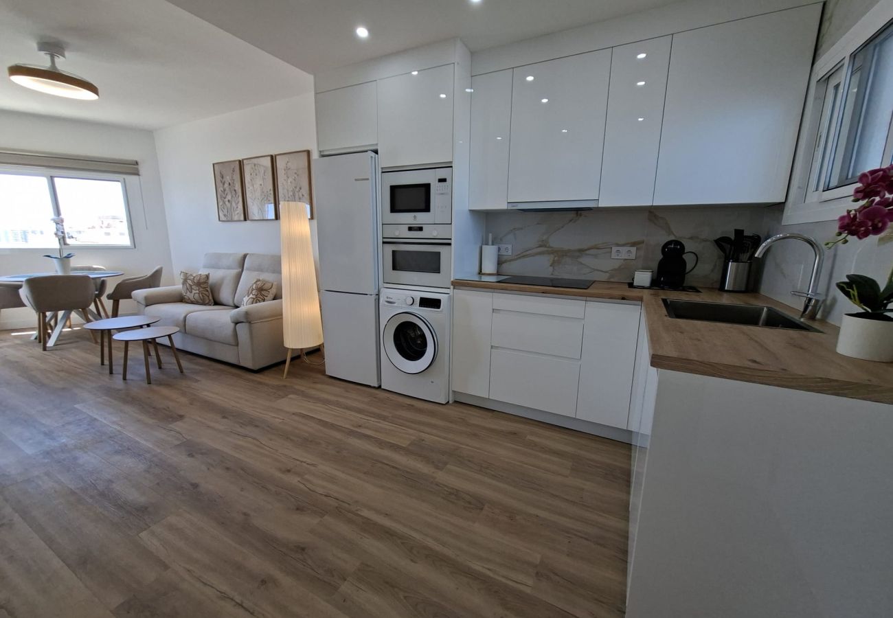 Apartamento en Fuengirola - Ref: 286. Apartamento de lujo en primera línea de playa con vistas al mar, piscina y preciosa terraza soleada