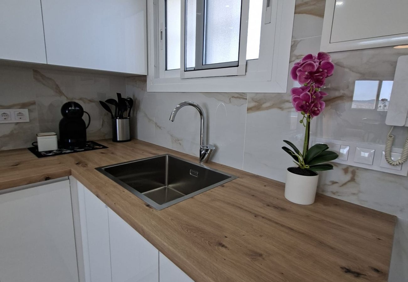 Apartamento en Fuengirola - Ref: 286. Apartamento de lujo en primera línea de playa con vistas al mar, piscina y preciosa terraza soleada