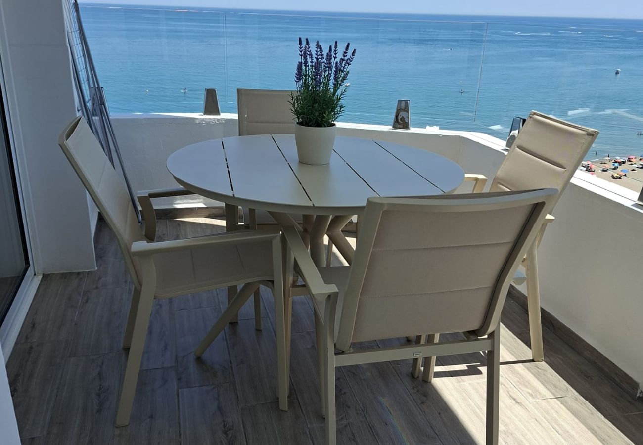 Apartamento en Fuengirola - Ref: 286. Apartamento de lujo en primera línea de playa con vistas al mar, piscina y preciosa terraza soleada