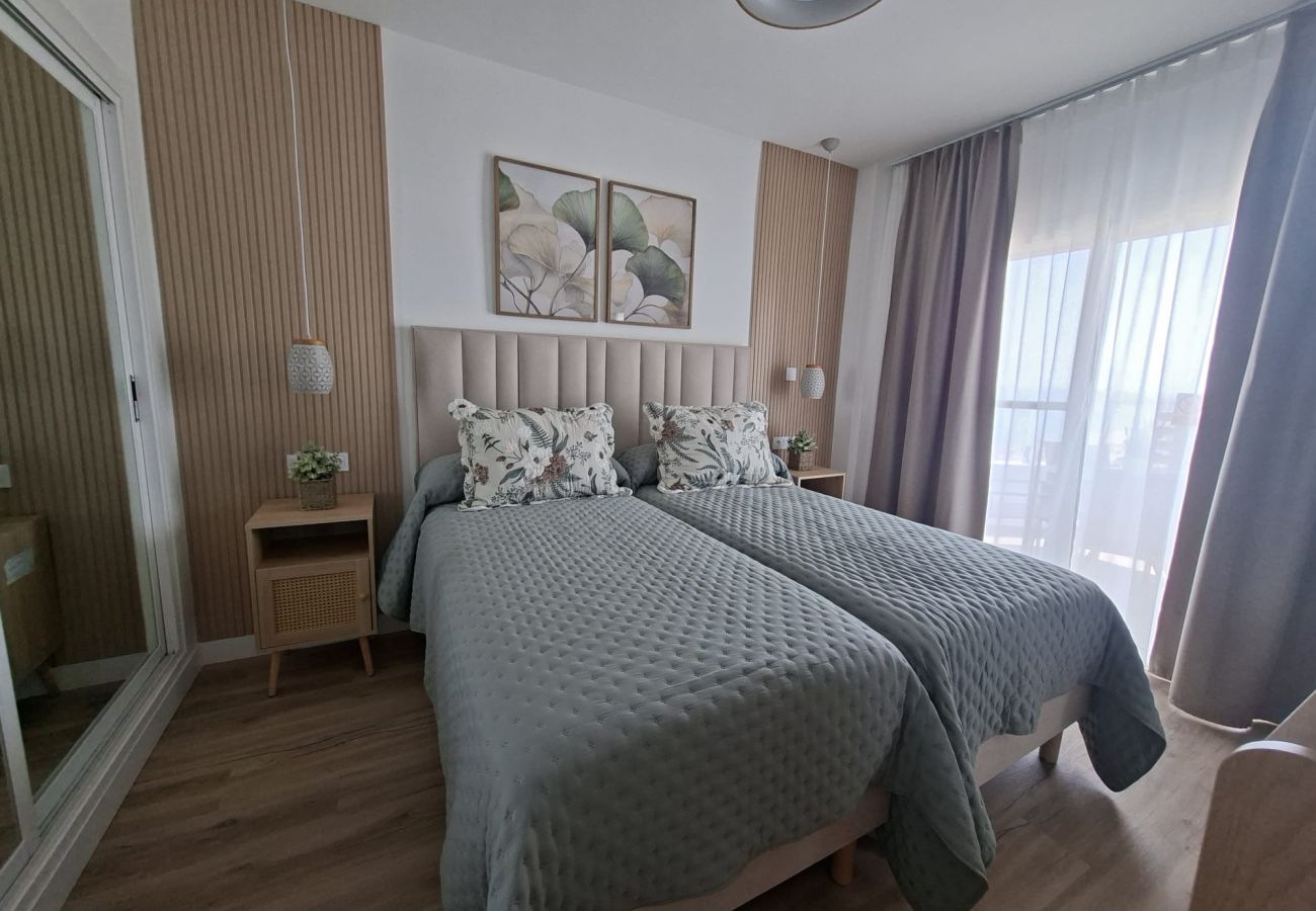 Apartamento en Fuengirola - Ref: 286. Apartamento de lujo en primera línea de playa con vistas al mar, piscina y preciosa terraza soleada