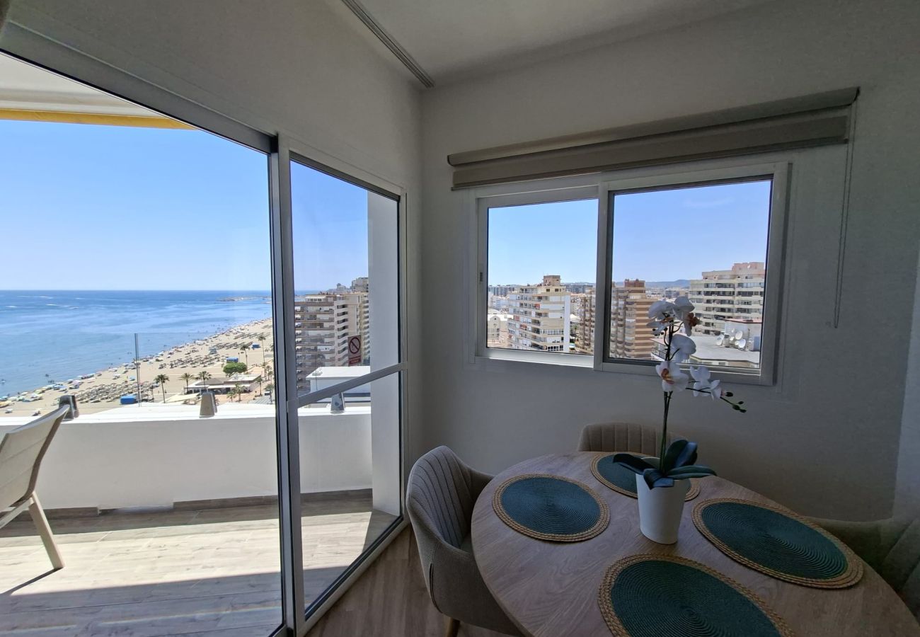 Apartamento en Fuengirola - Ref: 286. Apartamento de lujo en primera línea de playa con vistas al mar, piscina y preciosa terraza soleada
