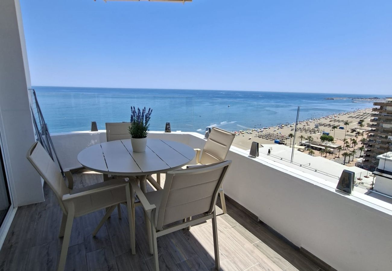 Apartamento en Fuengirola - Ref: 286. Apartamento de lujo en primera línea de playa con vistas al mar, piscina y preciosa terraza soleada