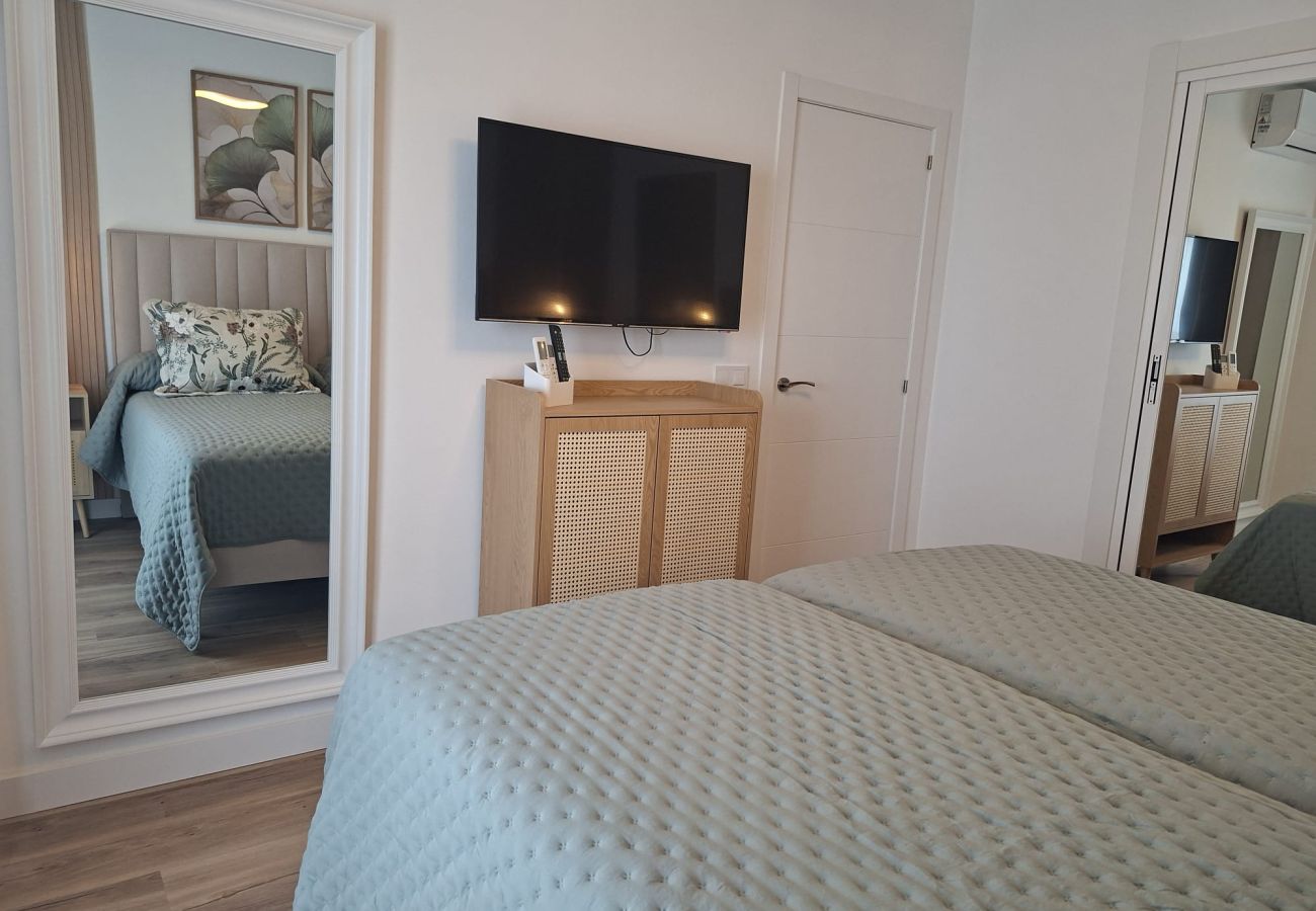Apartamento en Fuengirola - Ref: 286. Apartamento de lujo en primera línea de playa con vistas al mar, piscina y preciosa terraza soleada