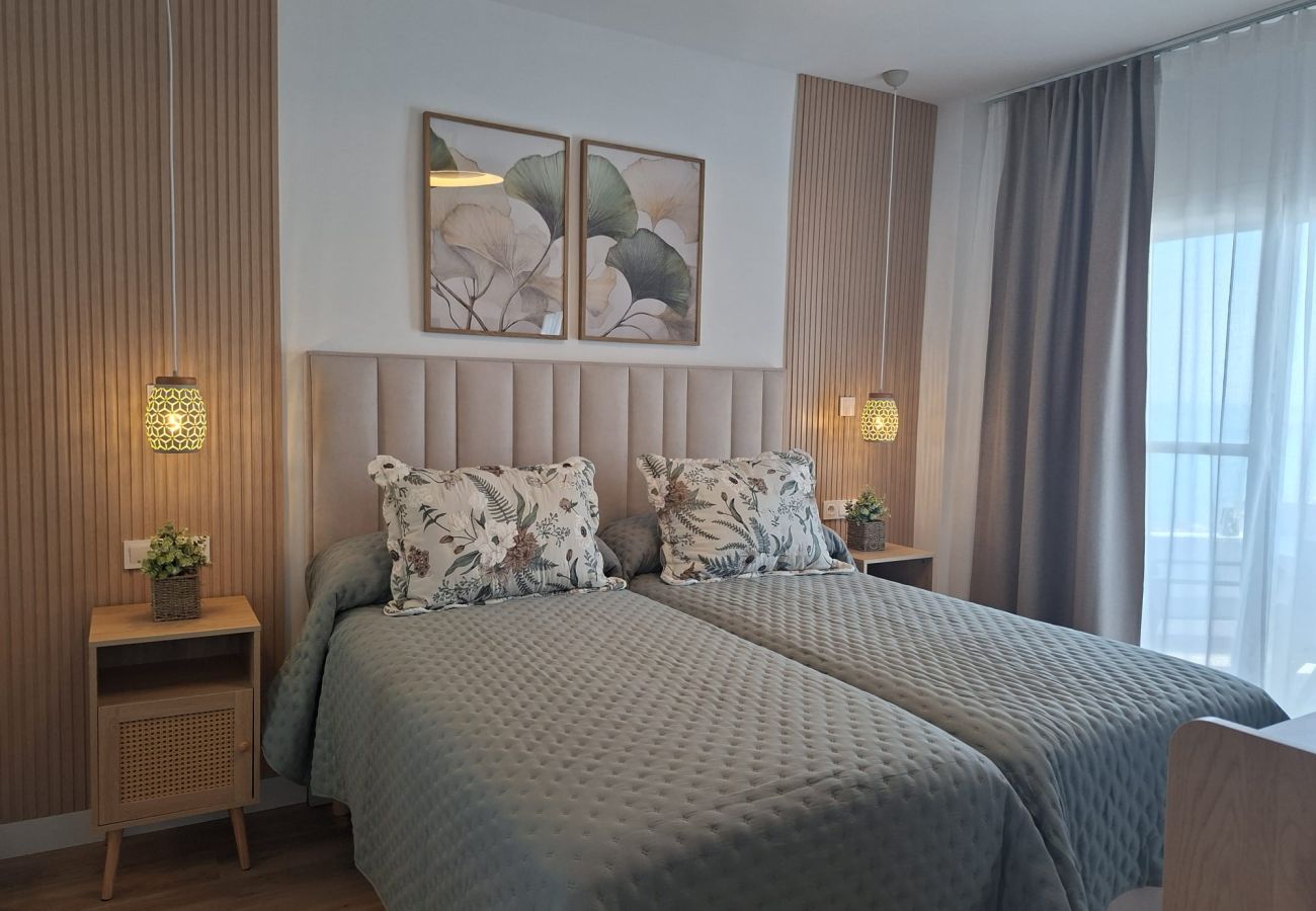 Apartamento en Fuengirola - Ref: 286. Apartamento de lujo en primera línea de playa con vistas al mar, piscina y preciosa terraza soleada