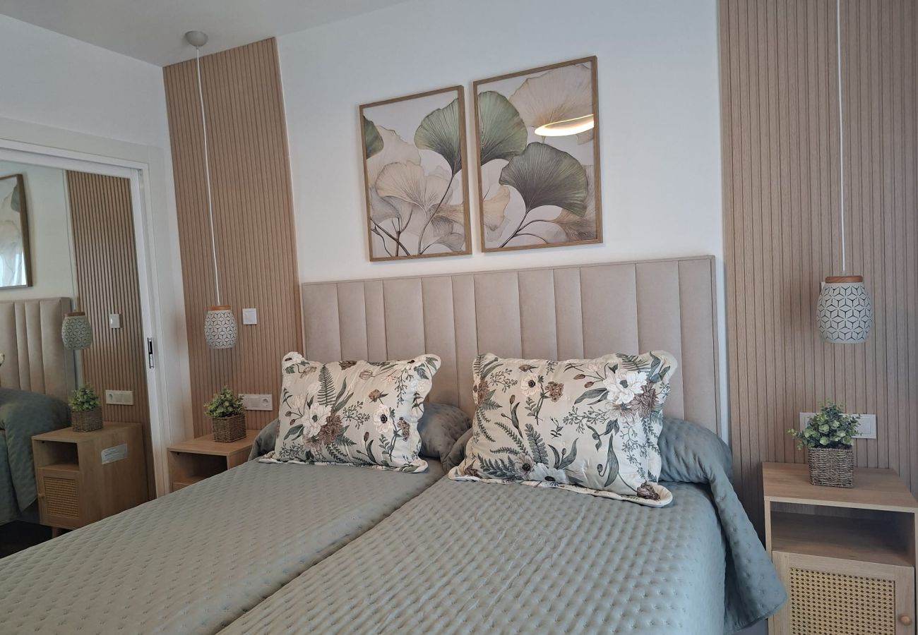 Apartamento en Fuengirola - Ref: 286. Apartamento de lujo en primera línea de playa con vistas al mar, piscina y preciosa terraza soleada